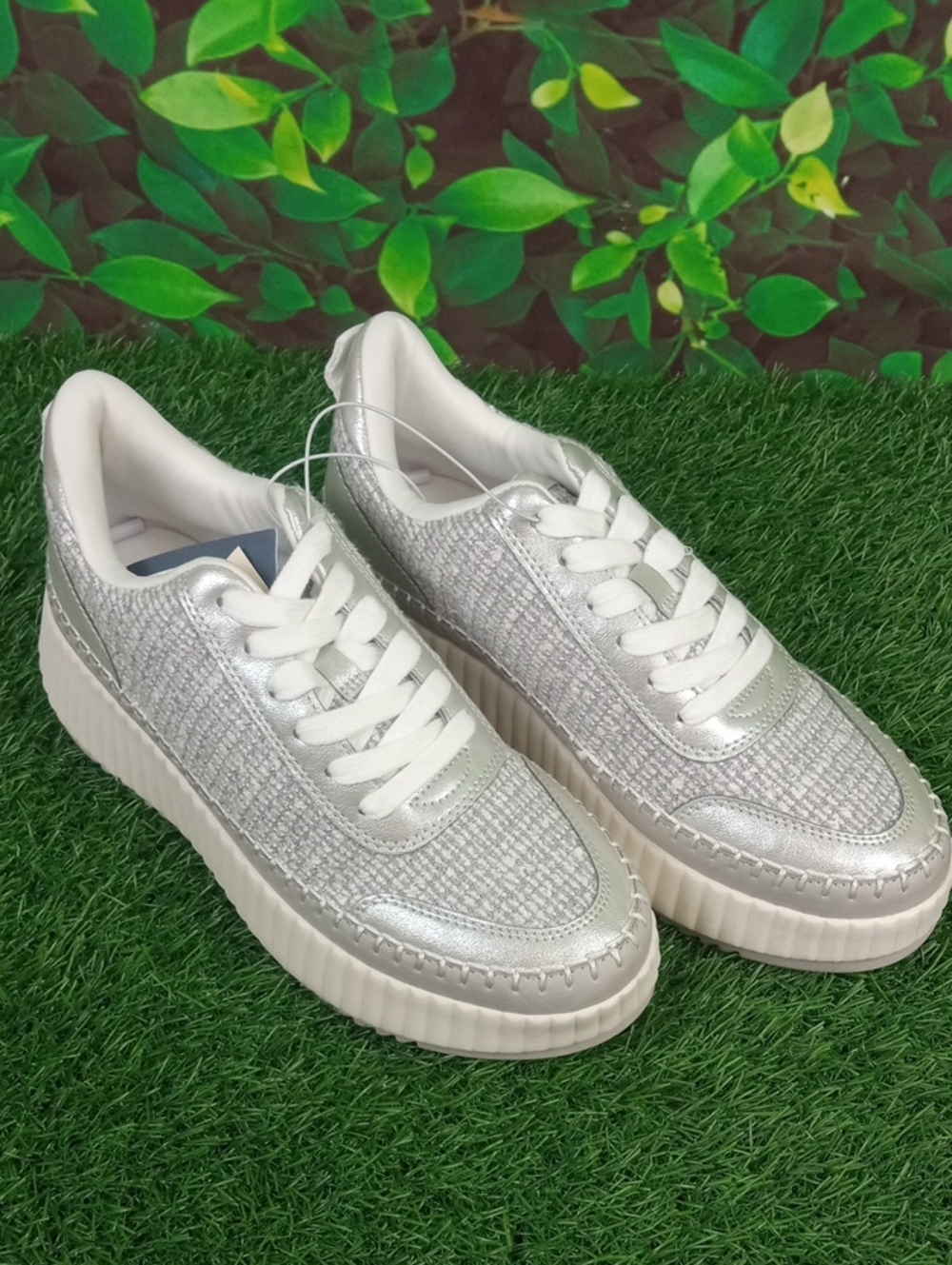 👠🍒 Universal Thread Persephone Silver Lace-Up Sneakers